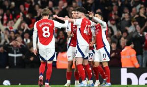Ý kiến của cựu trọng tài Mike Dean